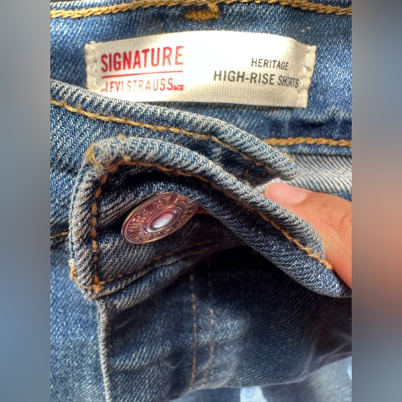 Women’s Signature By Levi Strauss & co High-Rise Shorts - Picture 4 of 9